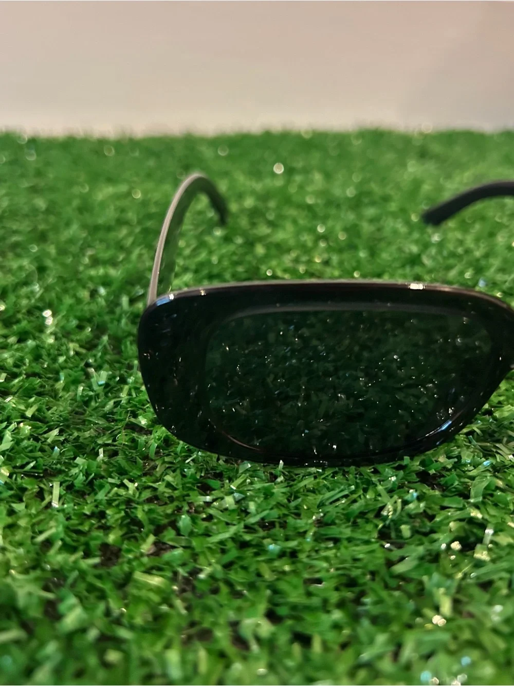 Classic Black Women's Sunglasses - Sleek UV Protection